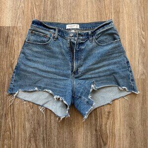 Abercrombie The 4" Mom Short High Rise
